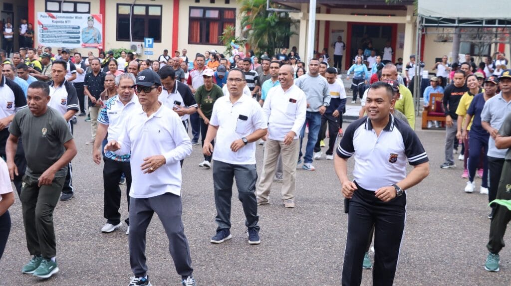 Bupati Juandi David Hadiri Perayaan Hari Bhayangkara ke-78 Tingkat Polres TTU Bupati TTU bersama Kapolres TTU dan pejabat terkait lainnya tampak menikmati senam zumba yang diselenggarakan di halaman kantor Polres TTU, Jumat (21/6/2024).
