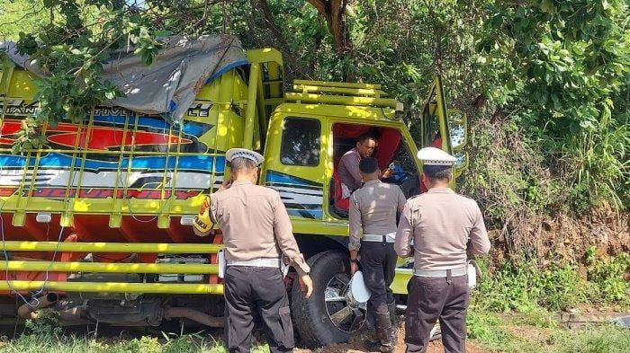 Truk Truk Ekspedisi Tabrak Batu, 3 Orang Tewas dan 4 Orang Selamat di Flores Timur. Truk Truk Ekspedisi Tabrak Batu, 3 Orang Tewas dan 4 Orang Selamat di Flores Timur.