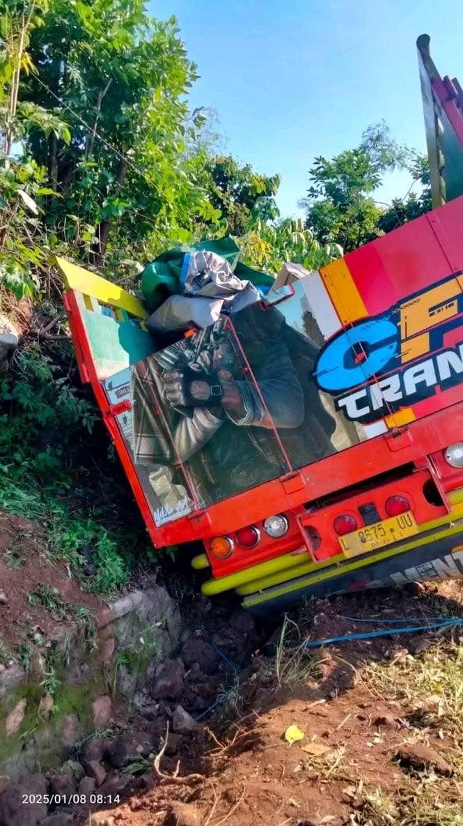 Truk Truk Ekspedisi Tabrak Batu, 3 Orang Tewas dan 4 Orang Selamat di Flores Timur. Truk Truk Ekspedisi Tabrak Batu, 3 Orang Tewas dan 4 Orang Selamat di Flores Timur.