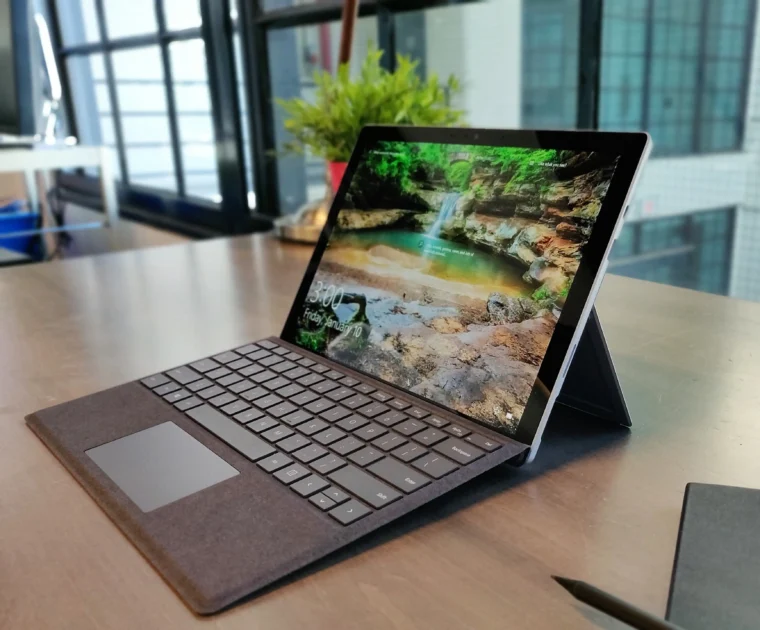 Microsoft Surface Pro 7+ - Laptop 12 Inch Terbaik - Prontt.com