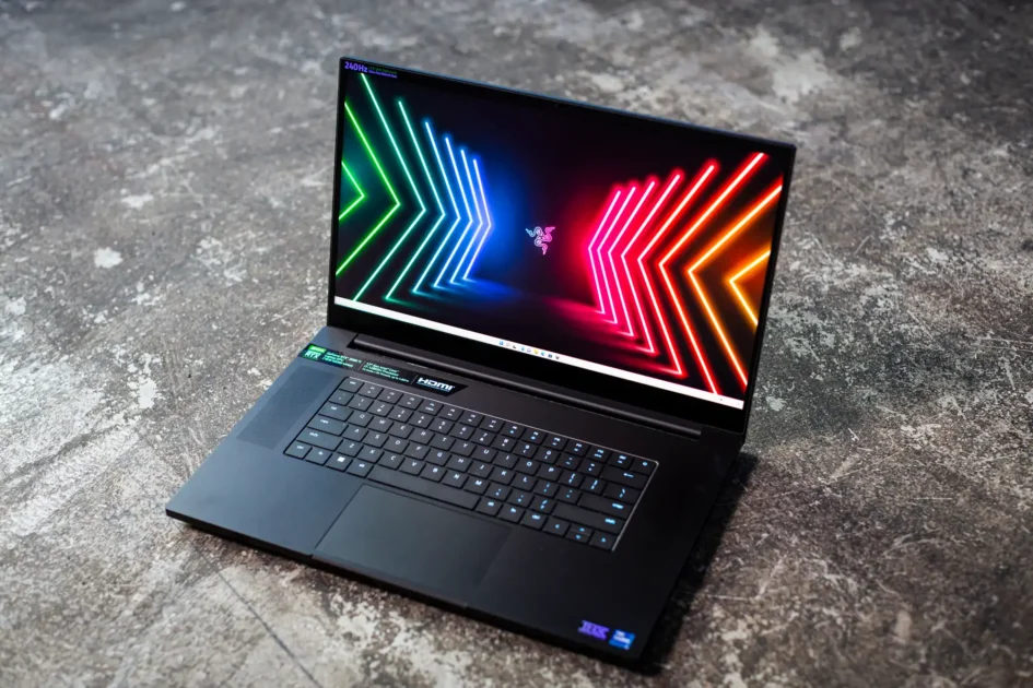 Razer Blade 17 - Laptop 17 Inch Terbaik - Prontt.com
