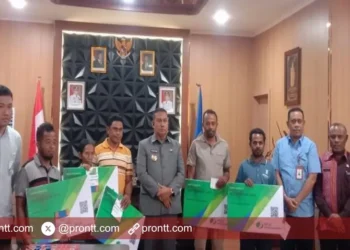 Bupati TTU Serahkan Kartu BPJS Ketenagakerjaan kepada 1.174 Pekerja Rentan di TTU
