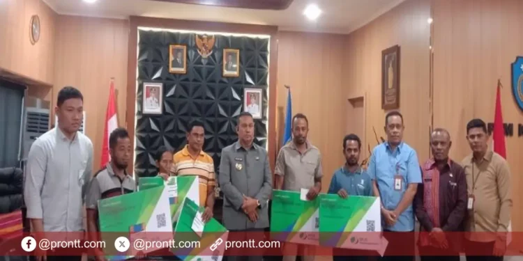 Bupati TTU Serahkan Kartu BPJS Ketenagakerjaan kepada 1.174 Pekerja Rentan di TTU
