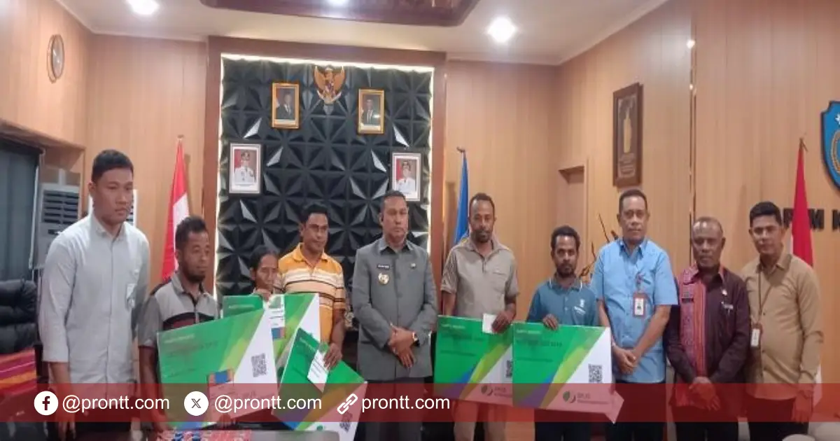 Bupati TTU Serahkan Kartu BPJS Ketenagakerjaan kepada 1.174 Pekerja Rentan di TTU