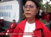 Istri Wabup Belu Fridolin Besin Ikut Lomba Gerak Jalan dari tim PKK dan Dekranasda Belu