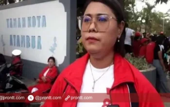 Istri Wabup Belu Fridolin Besin Ikut Lomba Gerak Jalan dari tim PKK dan Dekranasda Belu