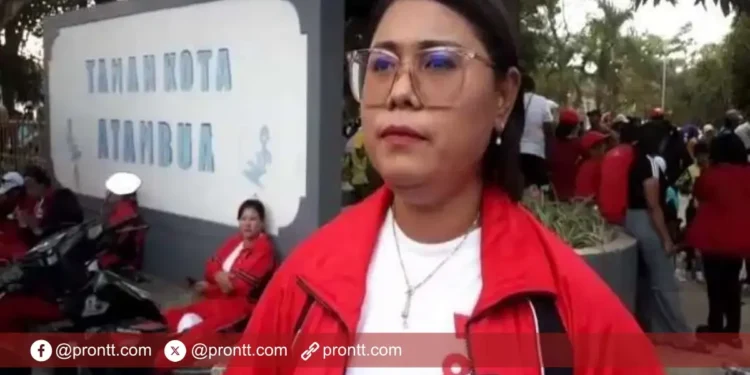 Istri Wabup Belu Fridolin Besin Ikut Lomba Gerak Jalan dari tim PKK dan Dekranasda Belu