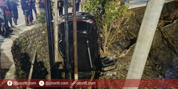Mobil Honda BRV Alami Kecelakaan, Terbalik Masuk Jurang di Kelapa Lima Kota Kupang, Dua Orang Luka Ringan