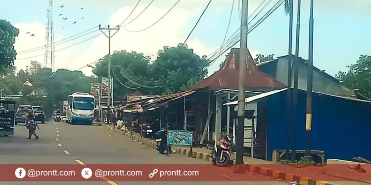 Pemkab Ende akan Bongkar Lapak Pedagang di Sempadan Pantai Ndao, Warga Menolak!