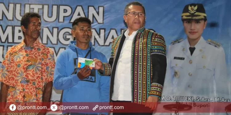 Pemkab Kupang komitmen lindungi masyarakat, 5.342 Pekerja Rentan Resmi Terima BPJS Ketenagakerjaan