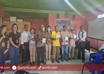 Pemkab Manggarai serahkan Kartu Jaminan Sosial kepada pekerja rentan di Desa Longgo