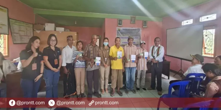 Pemkab Manggarai serahkan Kartu Jaminan Sosial kepada pekerja rentan di Desa Longgo