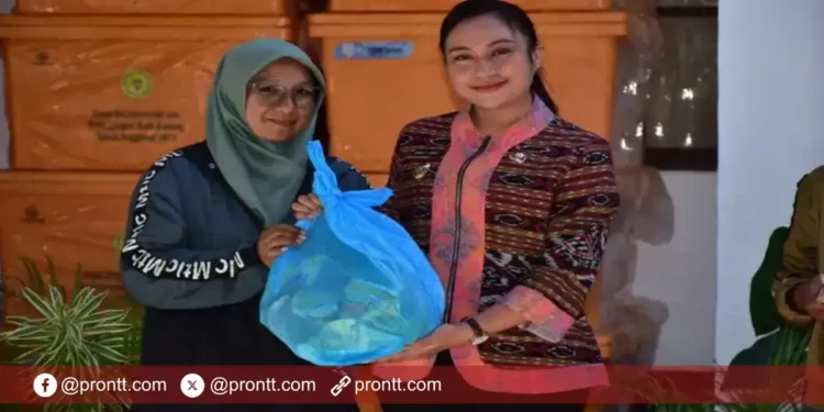 Pemkot Kupang salurkan 1.400 Sembako dan 73 Cool Box Bagi Pedagang