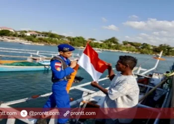Polairud Polda NTT Ajak Nelayan Sumba Timur Rayakan Kemerdekaan, Kibarkan Merah Putih