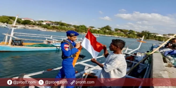 Polairud Polda NTT Ajak Nelayan Sumba Timur Rayakan Kemerdekaan, Kibarkan Merah Putih