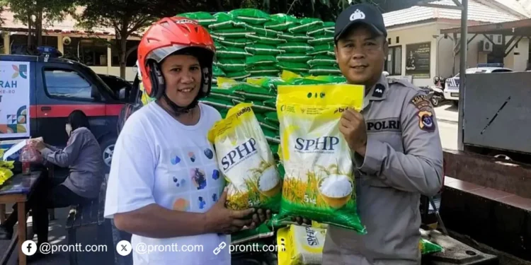Polres Flotim Gelar Gerakan Pangan Murah untuk Warga di halaman Mapolres Flores Timur
