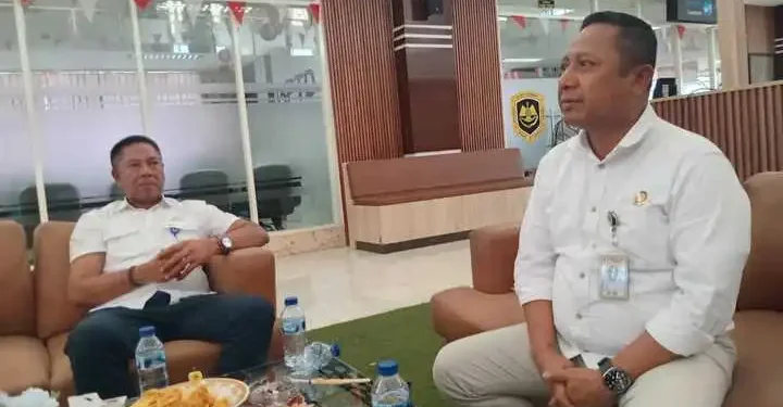 Kepala Balai Pengelola Transportasi Darat (BPTD) Kelas II Provinsi NTT, Robert N.I. Tail,S.SIT,M.M didampingi PPK Pembangunan Gedung Kantor BPTD Kelas II NTT, Jeri Meda saat memberi keterangan pers di Kupang, Selasa (12/8/2025)