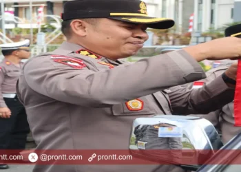 Semarak Kemerdekaan Polres Manggarai Turut Membagikan Bendera ke Pengendara
