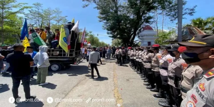 Aksi Unjuk Rasa di depan Gedung DPRD Provinsi NTT Berjalan Aman Tertib