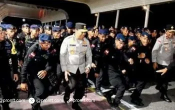 Kapolda NTT Lepas Pasukan Brimob Komodo Timor dengan Tarian Samato Khas