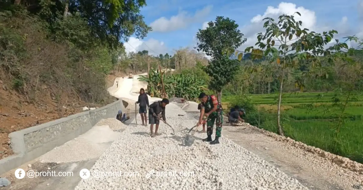 Pembangunan Jalan Di desa Rewarara Dimonitoring Babinsa Koramil Walakaka